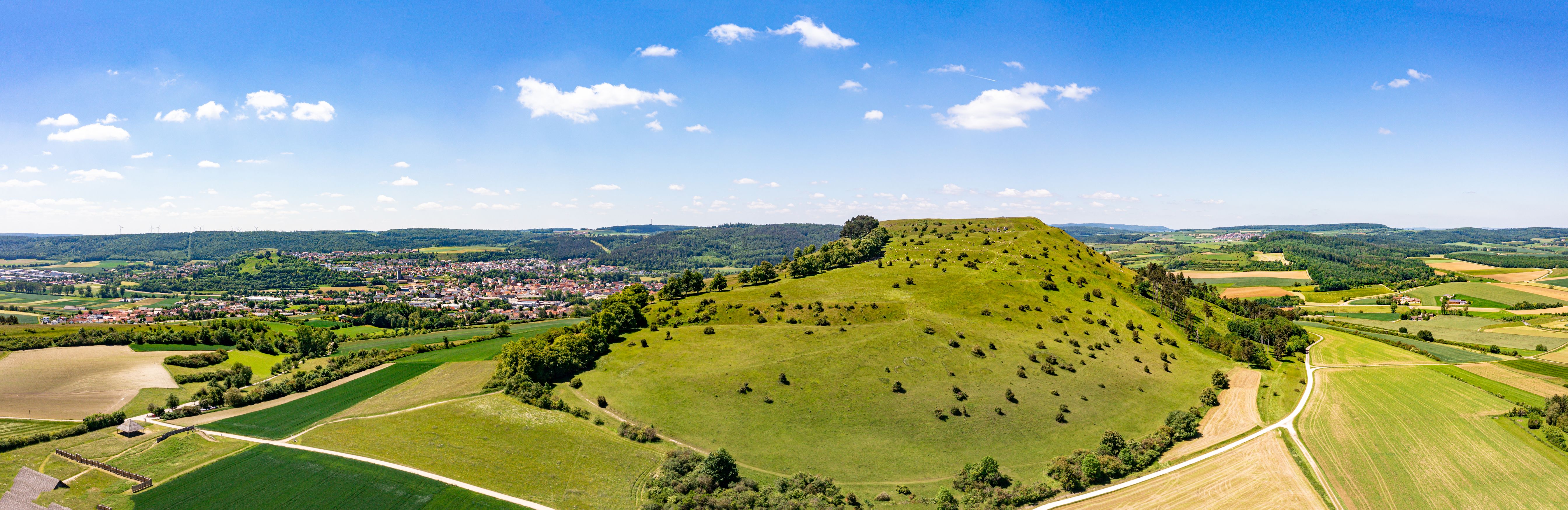Panoramabild des Ipf mit der Stadt Bopfingen im Hintergrund