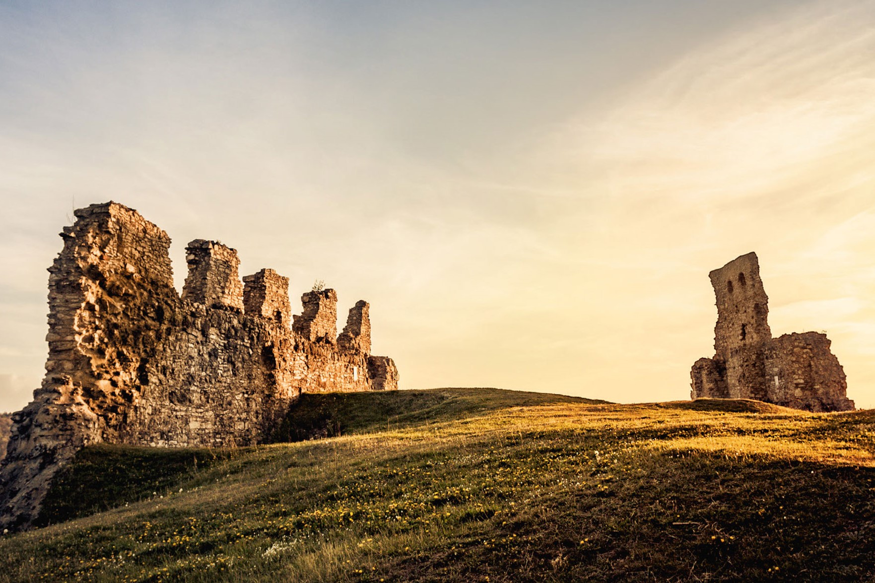 Die Burgruine Flochberg bei Sonnenuntergang