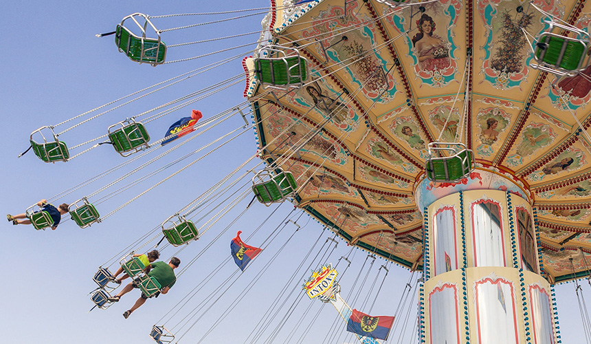 Das prägnante Kettenkarussell auf der Ipfmesse Bopfingen